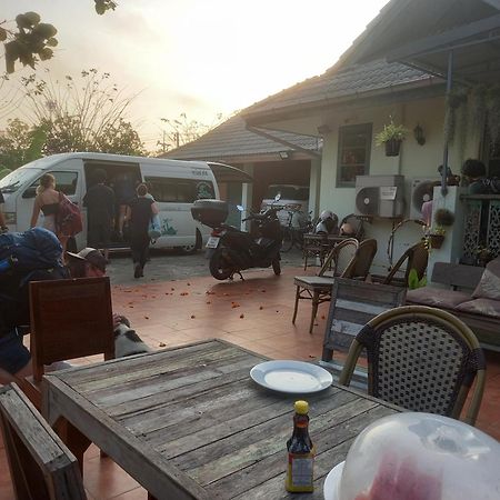 Plus Hostel Ayutthaya Bagian luar foto