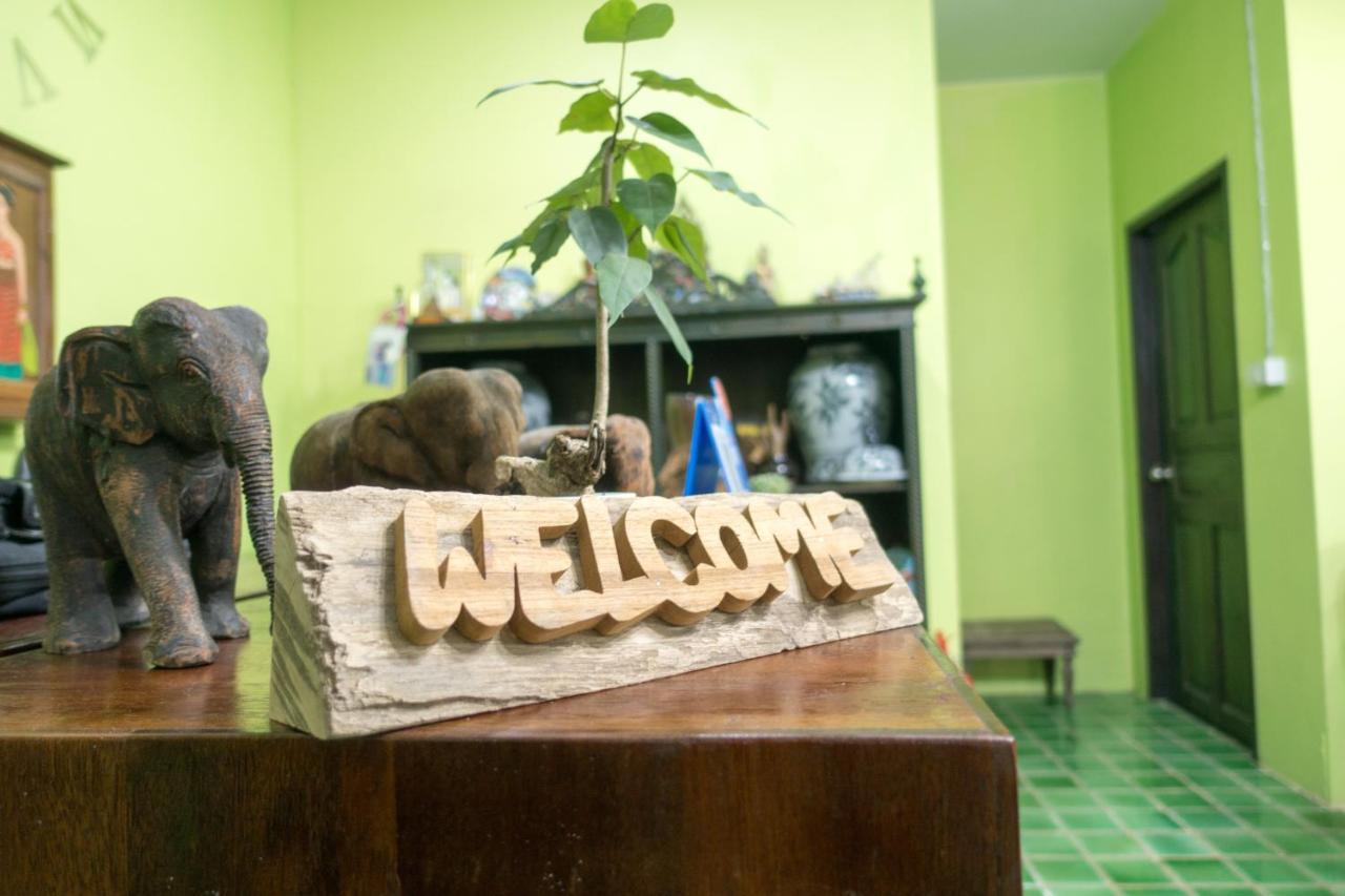 Plus Hostel Ayutthaya Bagian luar foto