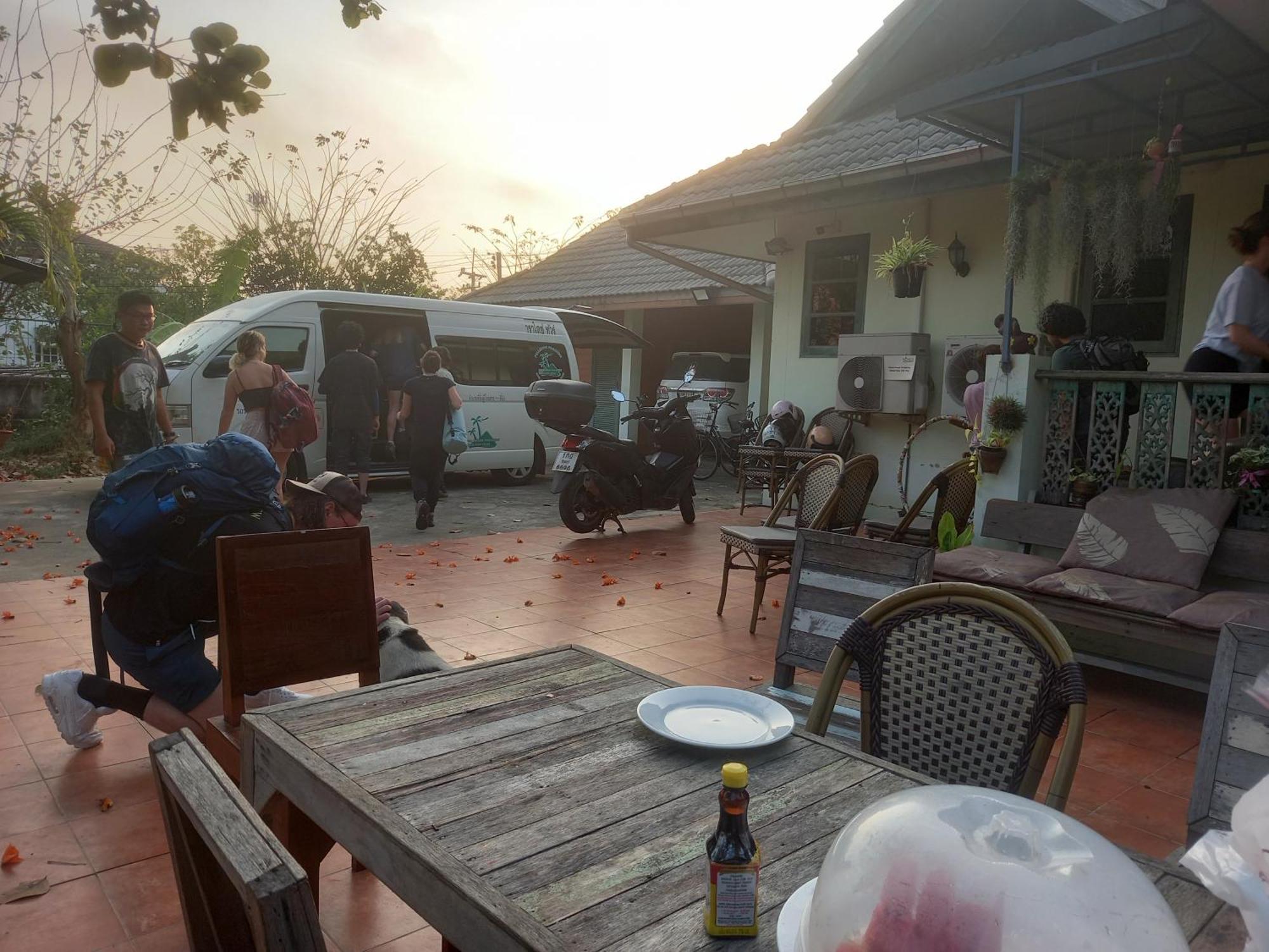 Plus Hostel Ayutthaya Bagian luar foto