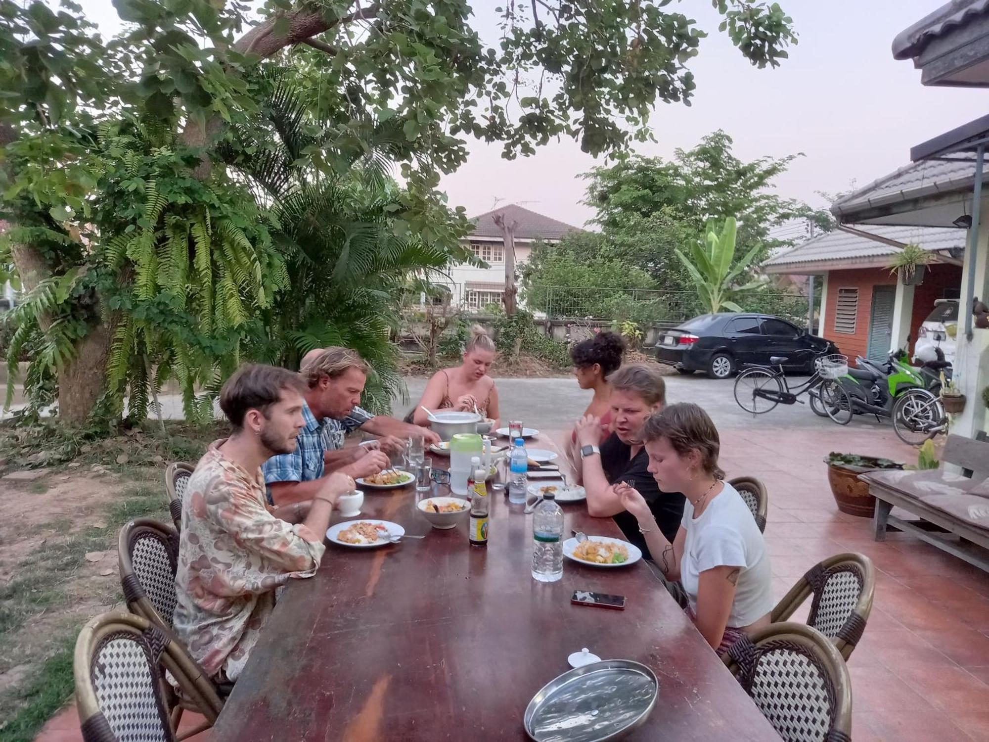 Plus Hostel Ayutthaya Bagian luar foto