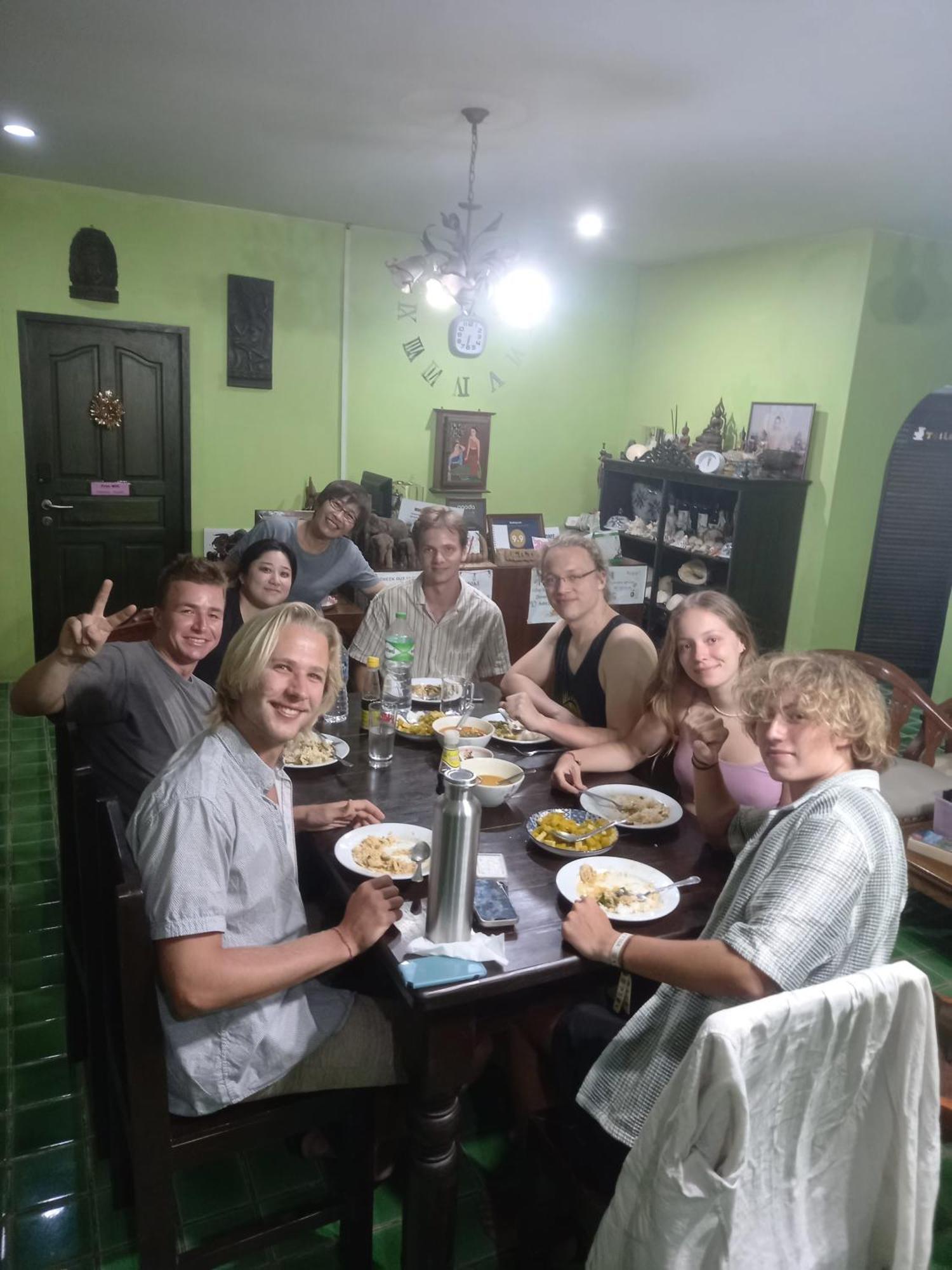 Plus Hostel Ayutthaya Bagian luar foto
