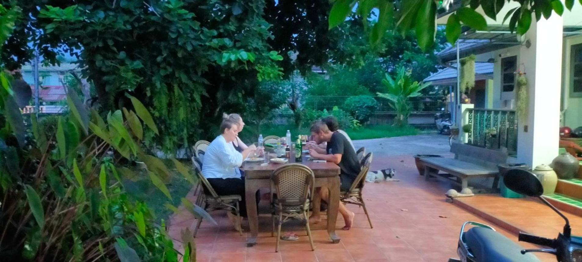 Plus Hostel Ayutthaya Bagian luar foto